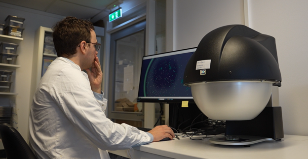 NIVA researcher using the VideometerLab4 for microplastic analysis